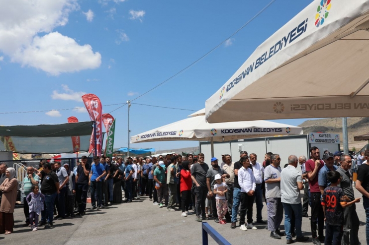 BAŞKAN ÇOLAKBAYRAKDAR, TÜRKİYE’DE SAYILI OLAN KURBAN YERİNDE VATANDAŞLARLA BAYRAMLAŞTI