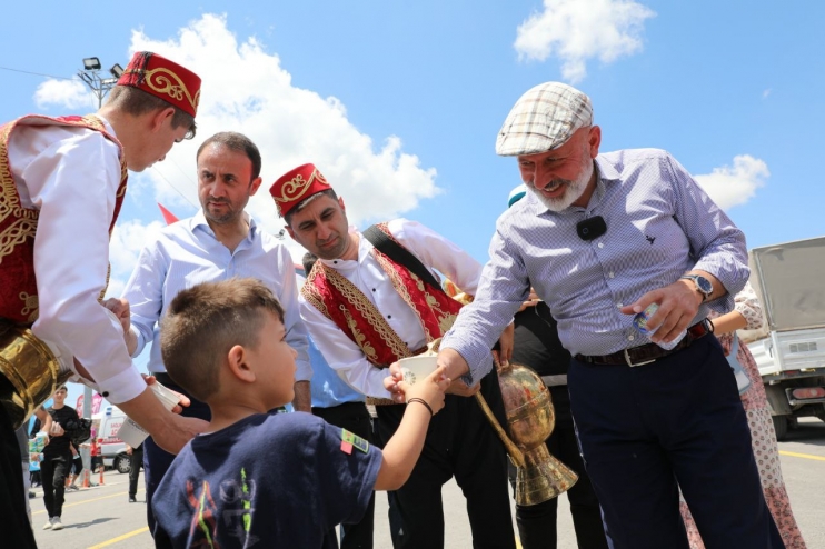 BAŞKAN ÇOLAKBAYRAKDAR, TÜRKİYE’DE SAYILI OLAN KURBAN YERİNDE VATANDAŞLARLA BAYRAMLAŞTI