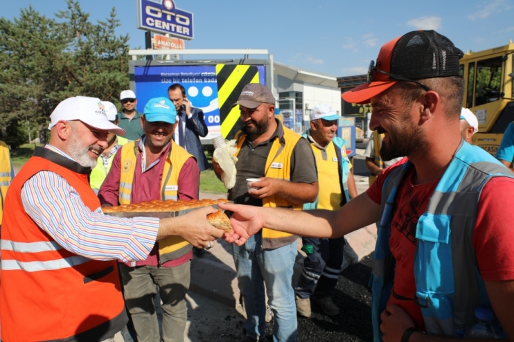 OTO GALERİCİLER SİTESİ’NİN ASFALTINI, BAŞKAN ÇOLAKBAYRAKDAR DÖKTÜ