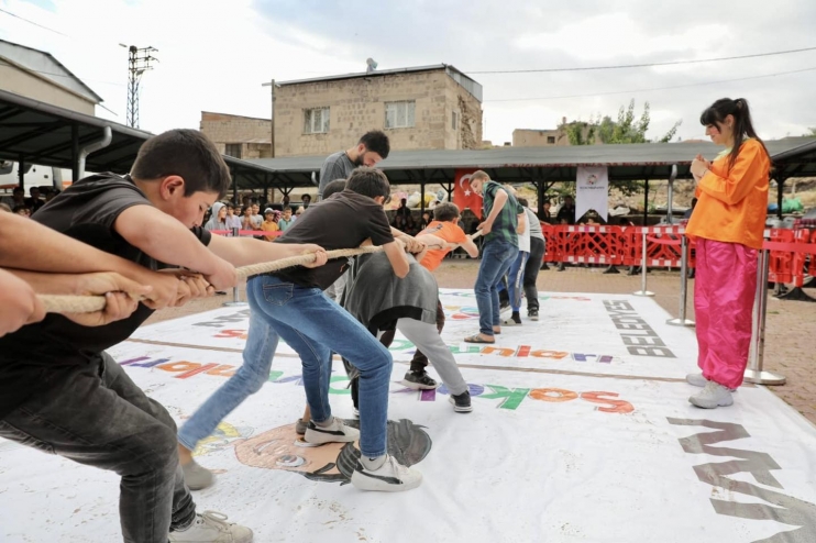 KOCASİNANLI ÇOCUKLAR, SOKAK OYUNLARI ŞENLİĞİYLE MUTLU OLUYOR