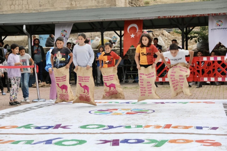 KOCASİNANLI ÇOCUKLAR, SOKAK OYUNLARI ŞENLİĞİYLE MUTLU OLUYOR