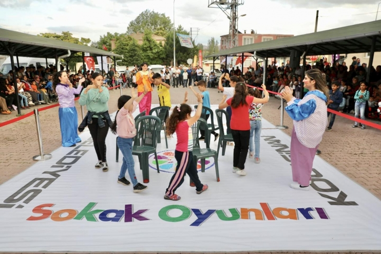KOCASİNANLI ÇOCUKLAR, SOKAK OYUNLARI ŞENLİĞİYLE MUTLU OLUYOR