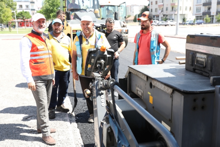 BAŞKAN ÇOLAKBAYRAKDAR; “İLÇENİN DÖRT BİR YANINDA ASFALT İHTİYACINI ÇÖZÜME KAVUŞTURUYORUZ”