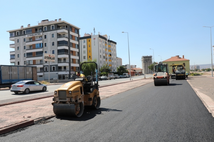 BAŞKAN ÇOLAKBAYRAKDAR; “İLÇENİN DÖRT BİR YANINDA ASFALT İHTİYACINI ÇÖZÜME KAVUŞTURUYORUZ”
