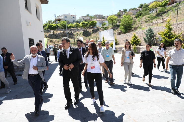 TÜBİTAK BAŞKANI’NDAN KOCASİNAN’IN EĞİTİM FAALİYETLERİNE BÜYÜK ÖVGÜ