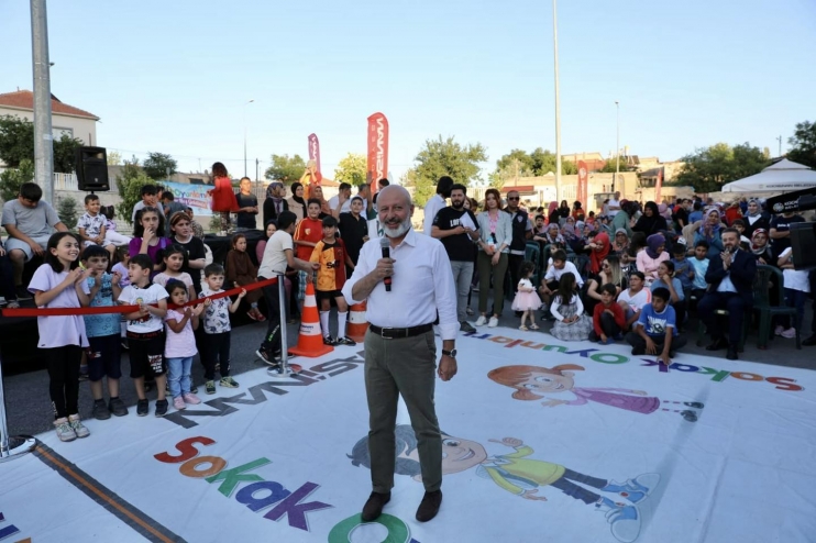 BAŞKAN ÇOLAKBAYRAKDAR; “ÇOCUKLARIMIZIN YÜZLERİNİ GÜLÜMSETMEK İÇİN ÇALIŞIYORUZ”