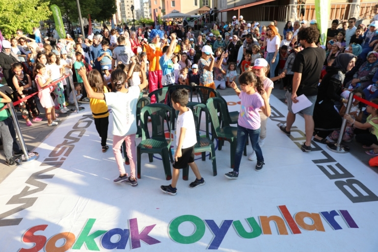 BAŞKAN ÇOLAKBAYRAKDAR; “ŞENLİKLERİMİZLE ÇOCUKLARIN YÜZLERİ GÜLERKEN, AİLELERDE NOSTALJİ YAŞIYOR”