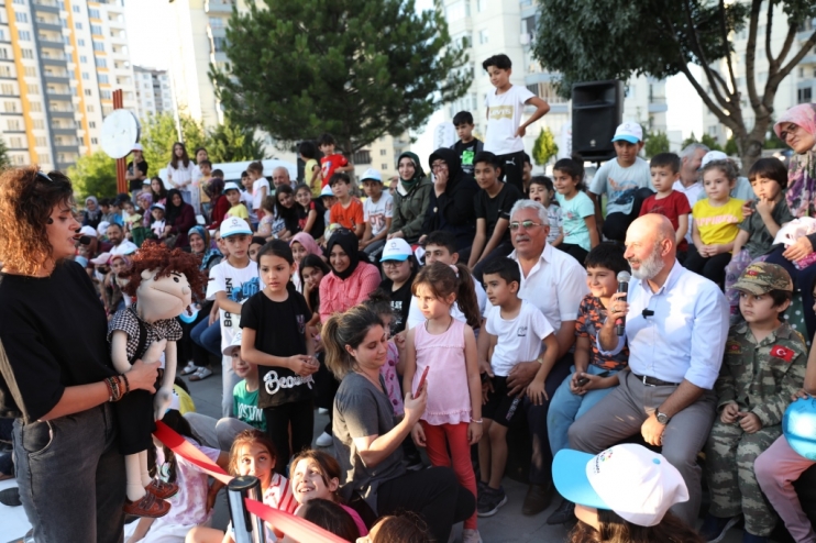 BAŞKAN ÇOLAKBAYRAKDAR; “ŞENLİKLERİMİZLE ÇOCUKLARIN YÜZLERİ GÜLERKEN, AİLELERDE NOSTALJİ YAŞIYOR”