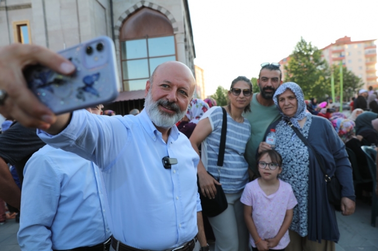 BAŞKAN ÇOLAKBAYRAKDAR; “ŞENLİKLERİMİZLE ÇOCUKLARIN YÜZLERİ GÜLERKEN, AİLELERDE NOSTALJİ YAŞIYOR”