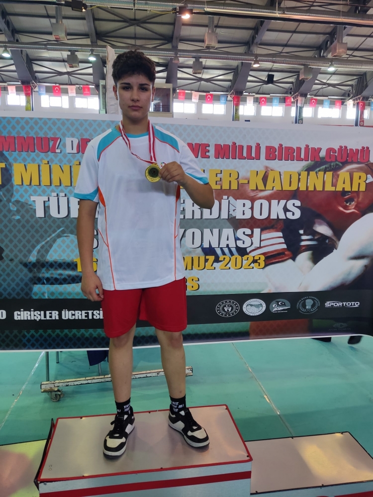 KOCASİNAN’IN BOKS SPORCUSU AYLA FIRAT, TÜRKİYE ŞAMPİYONU OLDU