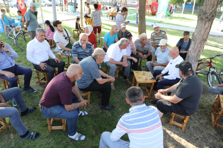 BAŞKAN ÇOLAKBAYRAKDAR, YENİŞEHİR PAZARINDA ESNAF VE VATANDAŞLARLA BİRLİKTE