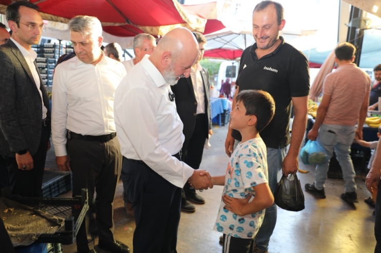 BAŞKAN ÇOLAKBAYRAKDAR, YENİŞEHİR PAZARINDA ESNAF VE VATANDAŞLARLA BİRLİKTE