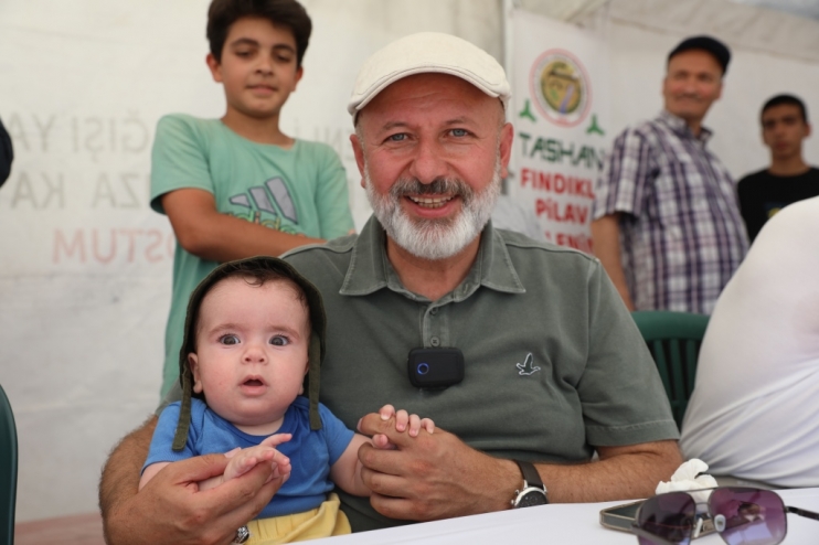 BAŞKAN ÇOLAKBAYRAKDAR’A, PİLAV ŞENLİĞİNDE VATANDAŞLARDAN YOĞUN İLGİ