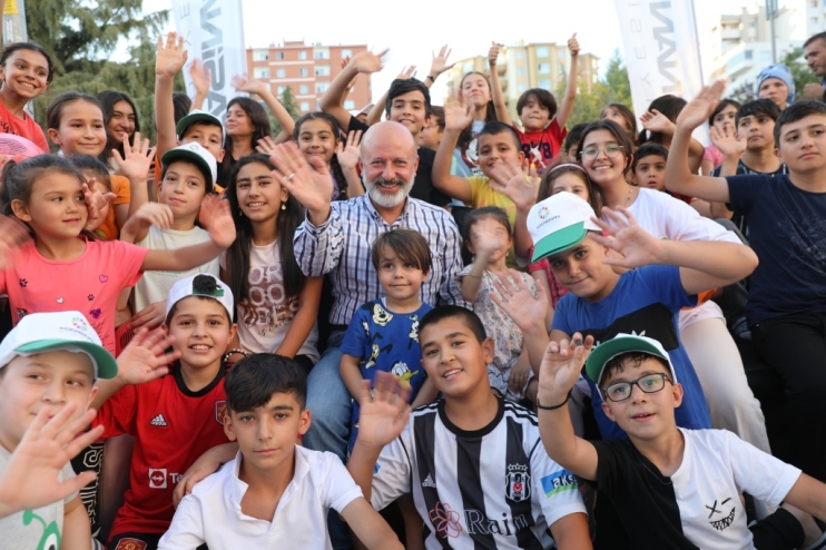 KOCASİNAN’IN SOKAK OYUNLARI ŞENLİĞİNDE BAŞKAN AMCA’YA SEVGİ SELİ