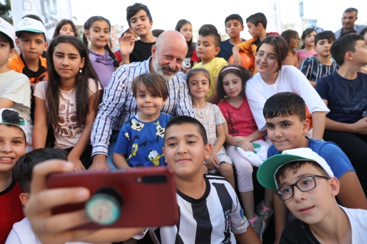 KOCASİNAN’IN SOKAK OYUNLARI ŞENLİĞİNDE BAŞKAN AMCA’YA SEVGİ SELİ