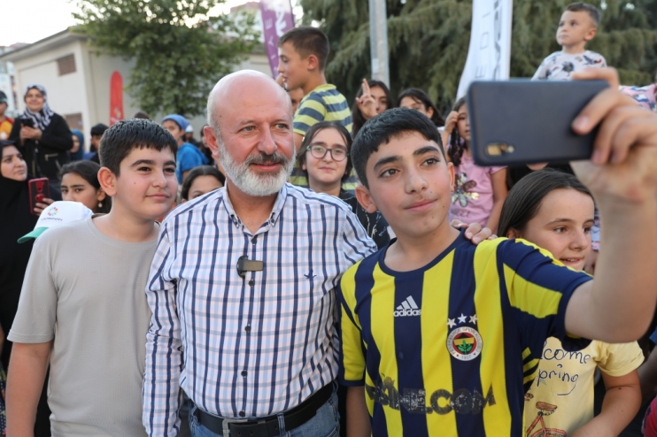 KOCASİNAN’IN SOKAK OYUNLARI ŞENLİĞİNDE BAŞKAN AMCA’YA SEVGİ SELİ