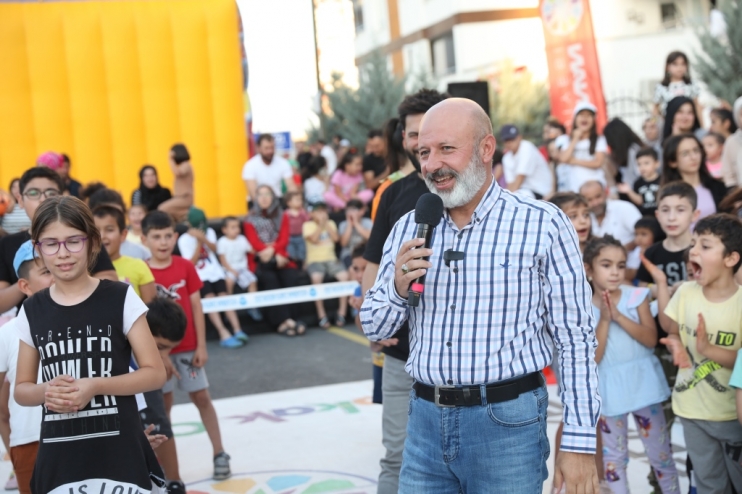 KOCASİNAN’IN SOKAK OYUNLARI ŞENLİĞİNDE BAŞKAN AMCA’YA SEVGİ SELİ