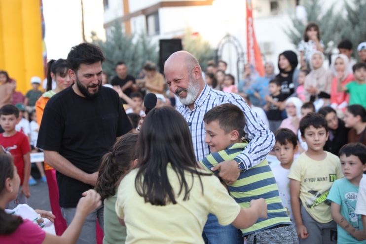 KOCASİNAN’IN SOKAK OYUNLARI ŞENLİĞİNDE BAŞKAN AMCA’YA SEVGİ SELİ