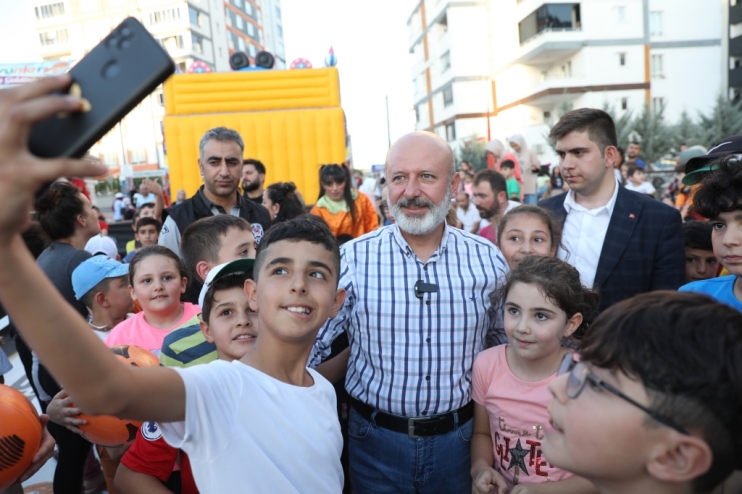 KOCASİNAN’IN SOKAK OYUNLARI ŞENLİĞİNDE BAŞKAN AMCA’YA SEVGİ SELİ