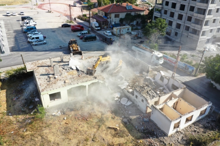 BAŞKAN ÇOLAKBAYRAKDAR, “DÖNÜŞÜMLE GECEKONDU EVLERİ YIKIP, GENİŞ YOLLAR YAPIYORUZ”