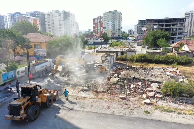 BAŞKAN ÇOLAKBAYRAKDAR, “DÖNÜŞÜMLE GECEKONDU EVLERİ YIKIP, GENİŞ YOLLAR YAPIYORUZ”