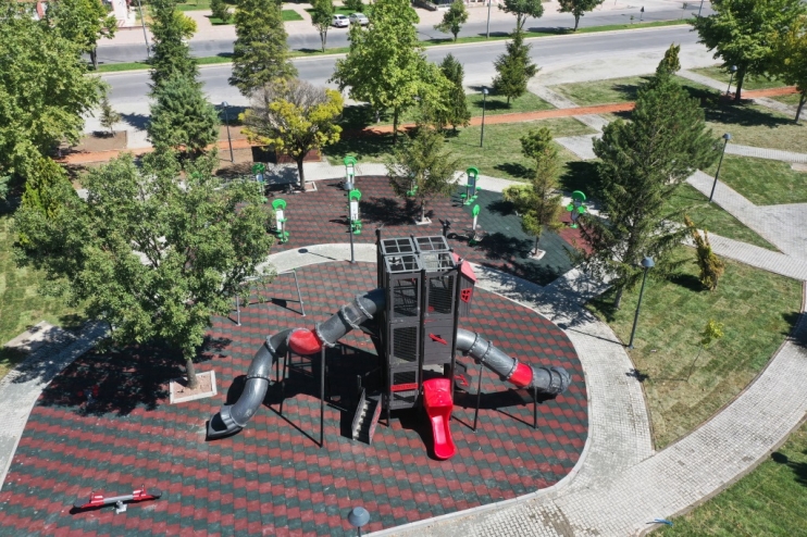 BAŞKAN ÇOLAKBAYRAKDAR; “ÇOCUKLARIN, HAYALİNİ SÜSLEYEN PARKLAR YAPIYORUZ”