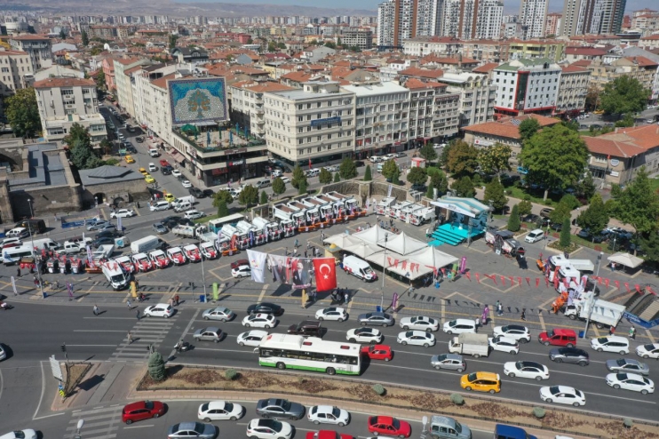 KOCASİNAN BELEDİYESİ, 129 MİLYON TL’YE ALINAN 38 YENİ ARACI TANITTI