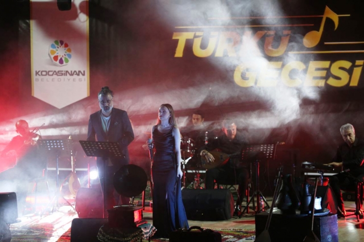 KOCASİNAN’IN TÜRKÜ GECESİ, GÖNÜLLERE YOL AÇTI