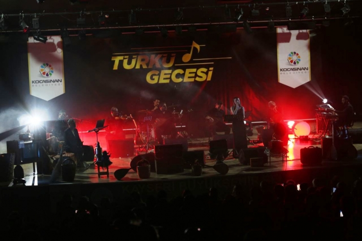 KOCASİNAN’IN TÜRKÜ GECESİ, GÖNÜLLERE YOL AÇTI
