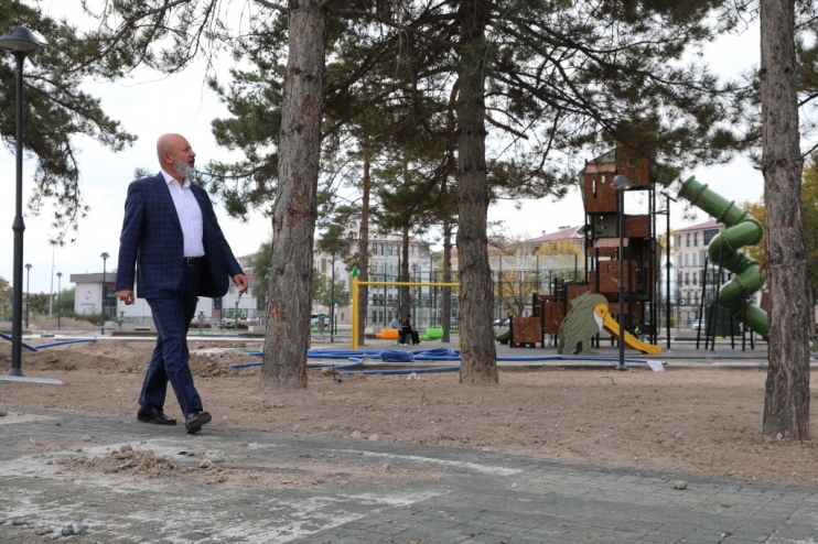 BAŞKAN ÇOLAKBAYRAKDAR, “ÇOCUKLAR İÇİN AĞAÇ EVİNDE OLDUĞU ÇOK FONKSİYONLU PARK YAPIYORUZ”