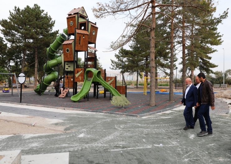 BAŞKAN ÇOLAKBAYRAKDAR, “ÇOCUKLAR İÇİN AĞAÇ EVİNDE OLDUĞU ÇOK FONKSİYONLU PARK YAPIYORUZ”