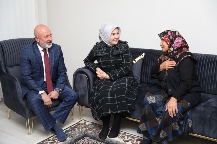 BAŞKAN ÇOLAKBAYRAKDAR, ‘BAŞKANIM BENİ KURTAR’ DİYEN HİLMİ AMCA’NIN HAYIR DUASINI ALDI
