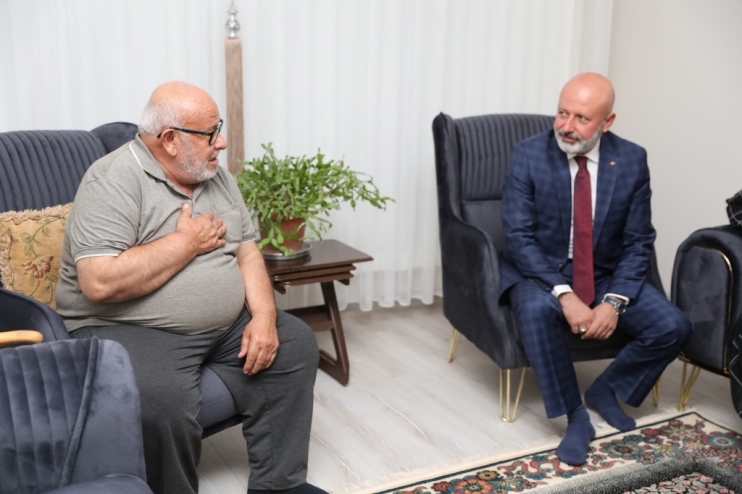 BAŞKAN ÇOLAKBAYRAKDAR, ‘BAŞKANIM BENİ KURTAR’ DİYEN HİLMİ AMCA’NIN HAYIR DUASINI ALDI