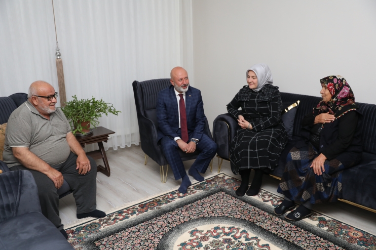BAŞKAN ÇOLAKBAYRAKDAR, ‘BAŞKANIM BENİ KURTAR’ DİYEN HİLMİ AMCA’NIN HAYIR DUASINI ALDI