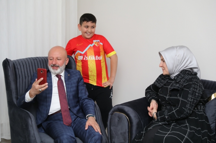 BAŞKAN ÇOLAKBAYRAKDAR, ‘BAŞKANIM BENİ KURTAR’ DİYEN HİLMİ AMCA’NIN HAYIR DUASINI ALDI