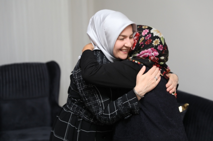 BAŞKAN ÇOLAKBAYRAKDAR, ‘BAŞKANIM BENİ KURTAR’ DİYEN HİLMİ AMCA’NIN HAYIR DUASINI ALDI