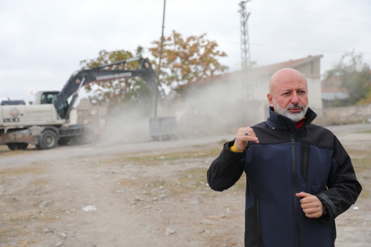 BAŞKAN ÇOLAKBAYRAKDAR, “GECEKONDU EVLERİ YIKARAK, ŞEHRİMİZE MODERN ULAŞIM YOLU KAZANDIRIYORUZ”