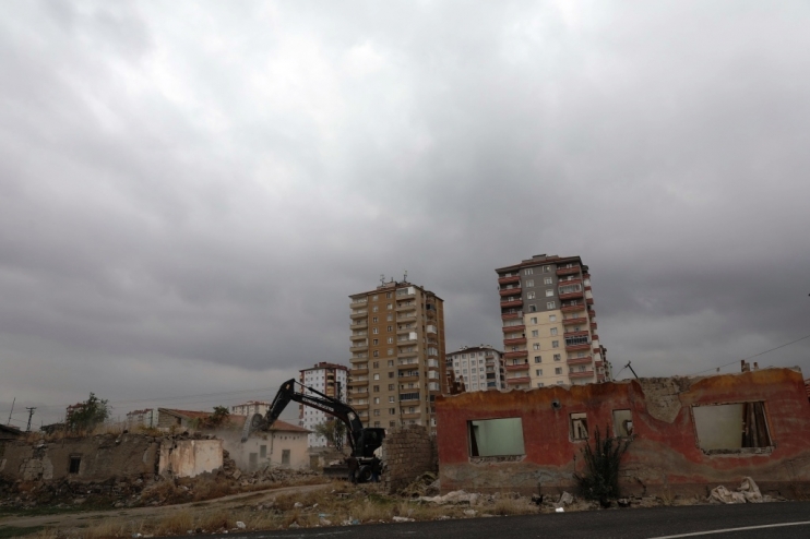 BAŞKAN ÇOLAKBAYRAKDAR, “GECEKONDU EVLERİ YIKARAK, ŞEHRİMİZE MODERN ULAŞIM YOLU KAZANDIRIYORUZ”