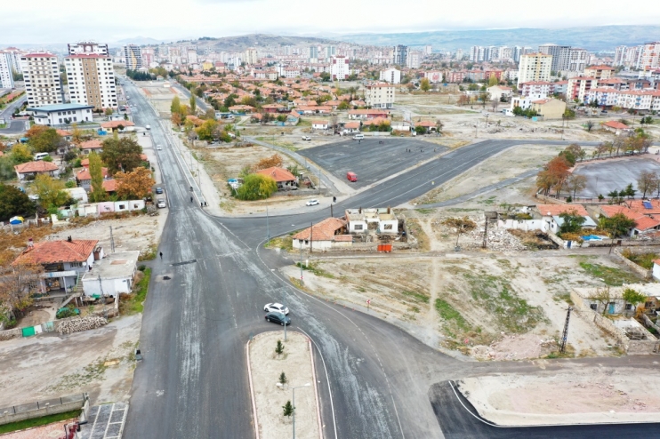 BAŞKAN ÇOLAKBAYRAKDAR, “GECEKONDU EVLERİ YIKARAK, ŞEHRİMİZE MODERN ULAŞIM YOLU KAZANDIRIYORUZ”