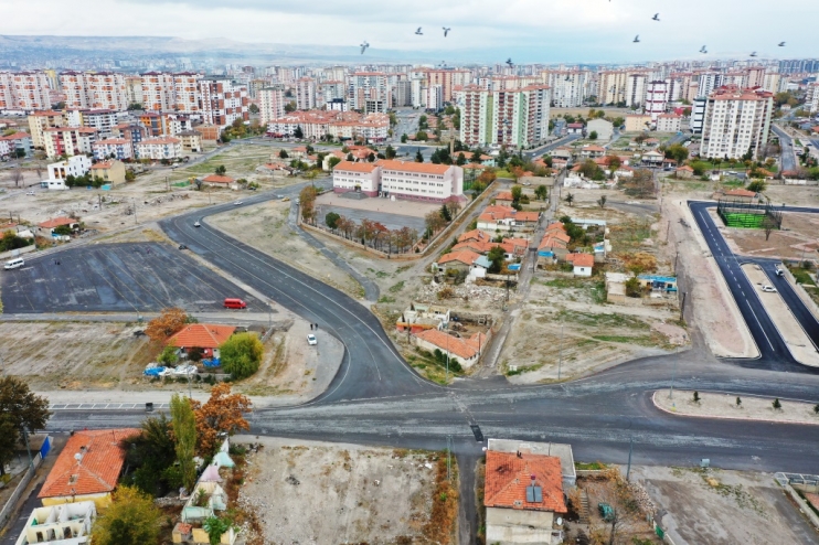 BAŞKAN ÇOLAKBAYRAKDAR, “GECEKONDU EVLERİ YIKARAK, ŞEHRİMİZE MODERN ULAŞIM YOLU KAZANDIRIYORUZ”