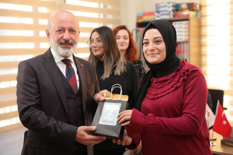  BAŞKAN ÇOLAKBAYRAKDAR’DAN KOCASİNAN’DAKİ TÜM ÖĞRETMENLERE ÖZEL HEDİYE