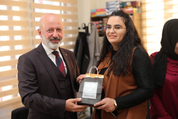  BAŞKAN ÇOLAKBAYRAKDAR’DAN KOCASİNAN’DAKİ TÜM ÖĞRETMENLERE ÖZEL HEDİYE