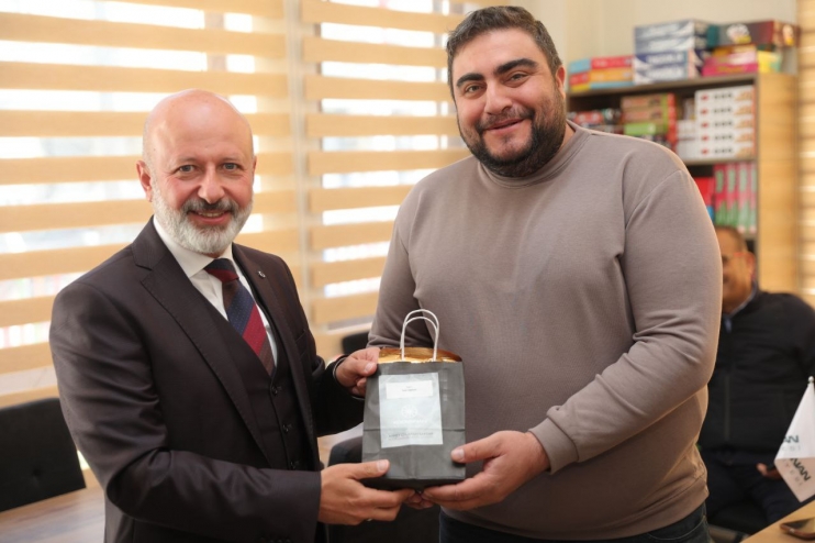 BAŞKAN ÇOLAKBAYRAKDAR’DAN KOCASİNAN’DAKİ TÜM ÖĞRETMENLERE ÖZEL HEDİYE