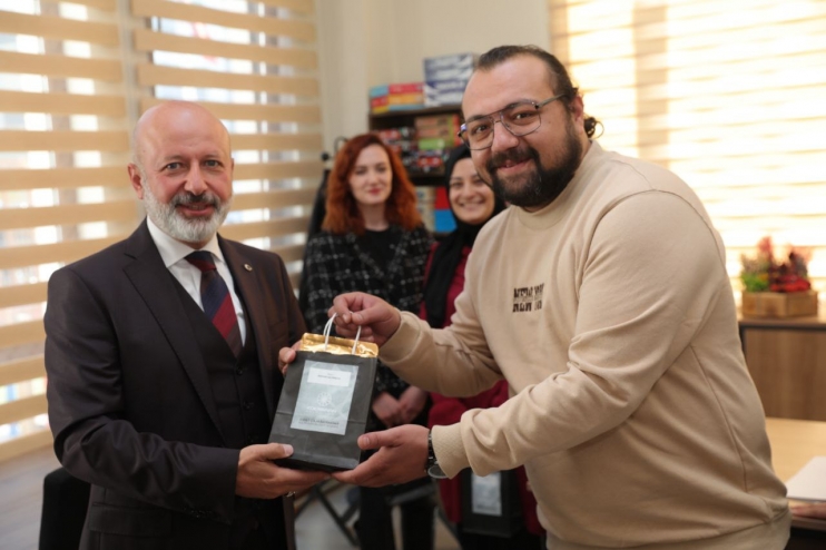  BAŞKAN ÇOLAKBAYRAKDAR’DAN KOCASİNAN’DAKİ TÜM ÖĞRETMENLERE ÖZEL HEDİYE
