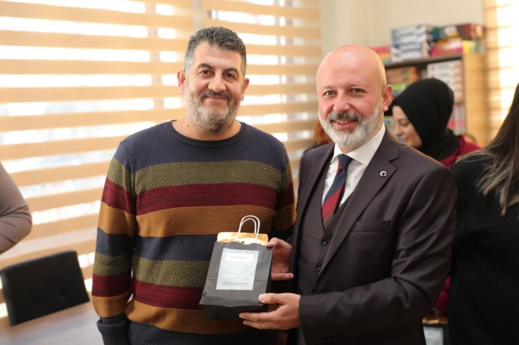  BAŞKAN ÇOLAKBAYRAKDAR’DAN KOCASİNAN’DAKİ TÜM ÖĞRETMENLERE ÖZEL HEDİYE