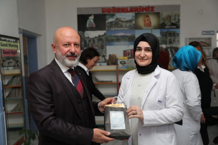  BAŞKAN ÇOLAKBAYRAKDAR’DAN KOCASİNAN’DAKİ TÜM ÖĞRETMENLERE ÖZEL HEDİYE