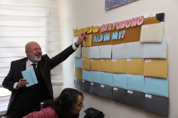  BAŞKAN ÇOLAKBAYRAKDAR’DAN KOCASİNAN’DAKİ TÜM ÖĞRETMENLERE ÖZEL HEDİYE