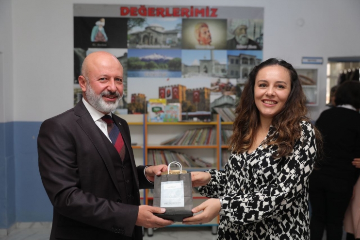  BAŞKAN ÇOLAKBAYRAKDAR’DAN KOCASİNAN’DAKİ TÜM ÖĞRETMENLERE ÖZEL HEDİYE