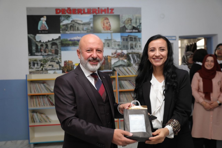  BAŞKAN ÇOLAKBAYRAKDAR’DAN KOCASİNAN’DAKİ TÜM ÖĞRETMENLERE ÖZEL HEDİYE