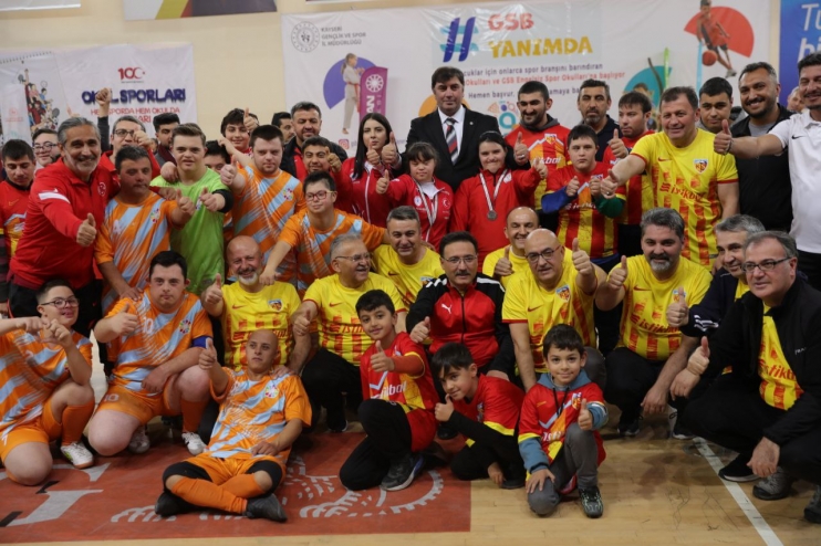KENT PROTOKOLÜ, KOCASİNAN DOWN FUTSAL TAKIMIYLA FARKINDALIK MAÇI YAPTI